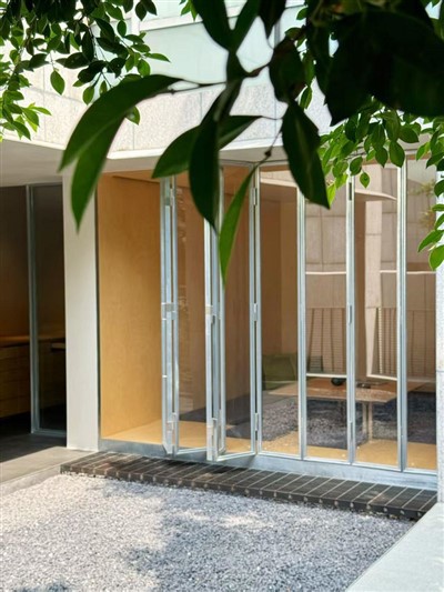 Bifold varisevad klaasuksed